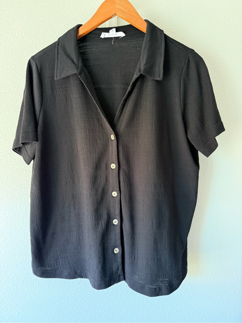 Womens Black Short-Sleeve Button-Up Shirt - Classic Collared Style